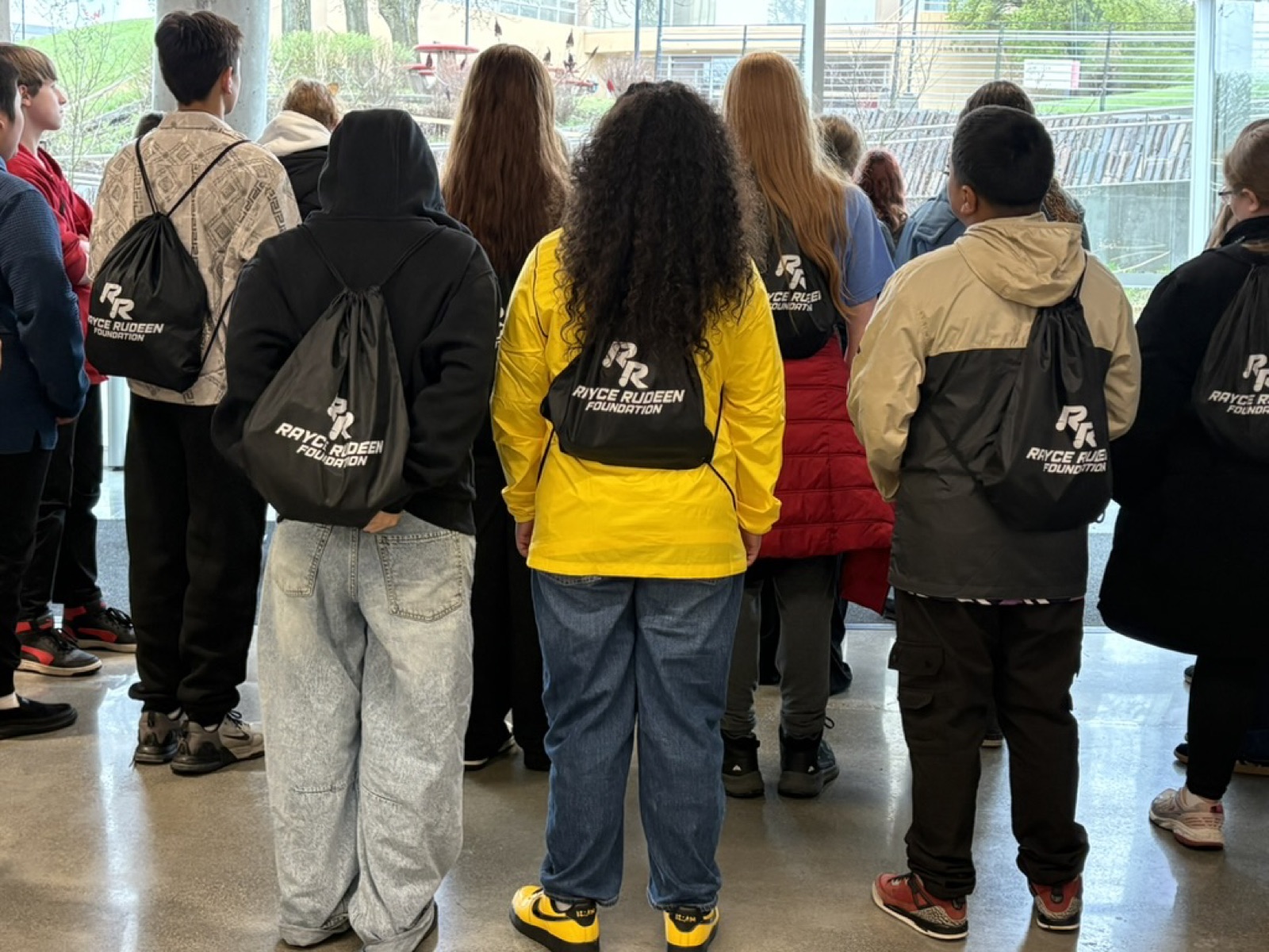 Students wearing Rayce Rudeen Foundation drawstring bags at EWU